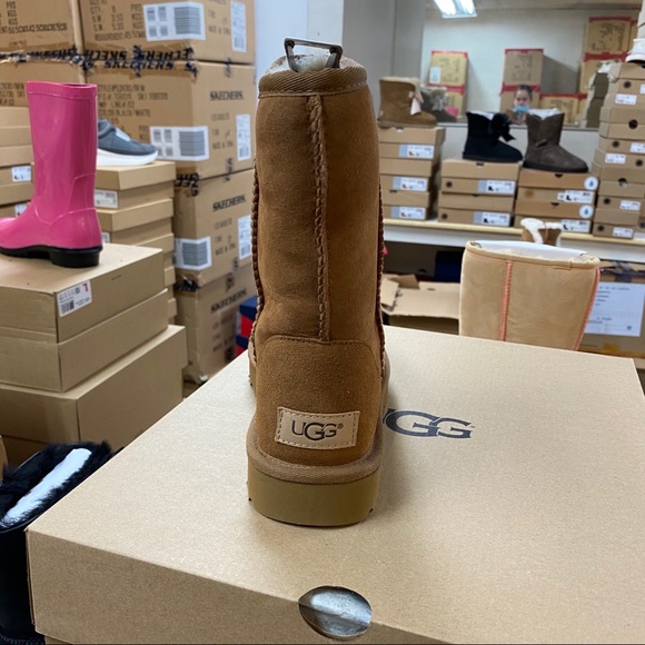 UGG Classic Shearling Lined Short Boot - Picture 7 of 7